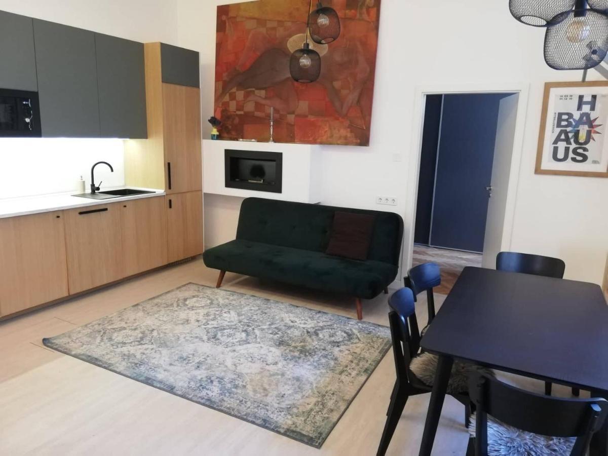 2 Bedroom Stylish Apartment In Buda ブダペスト エクステリア 写真