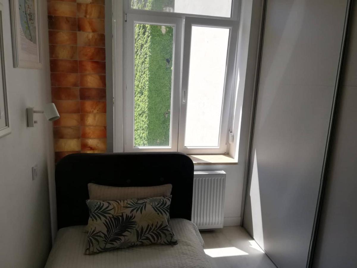 2 Bedroom Stylish Apartment In Buda ブダペスト エクステリア 写真