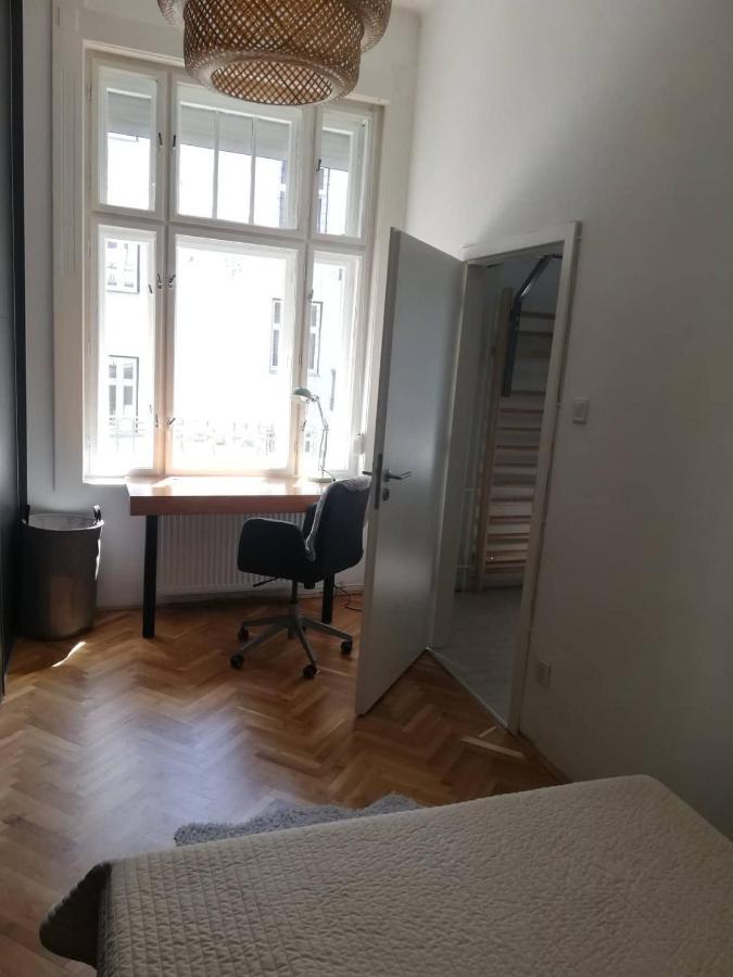 2 Bedroom Stylish Apartment In Buda ブダペスト エクステリア 写真